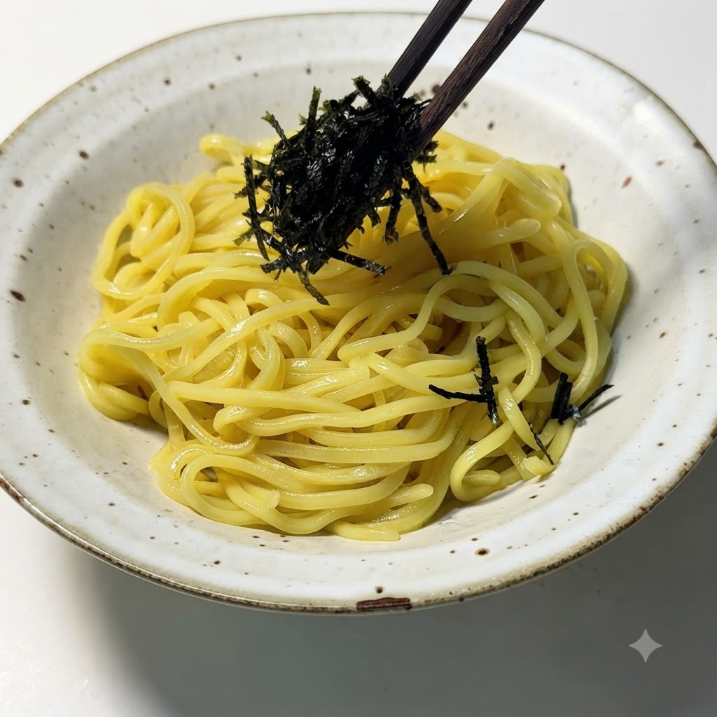 Alga nori a listarelle posizionata sopra i noodles ramen con le bacchette.