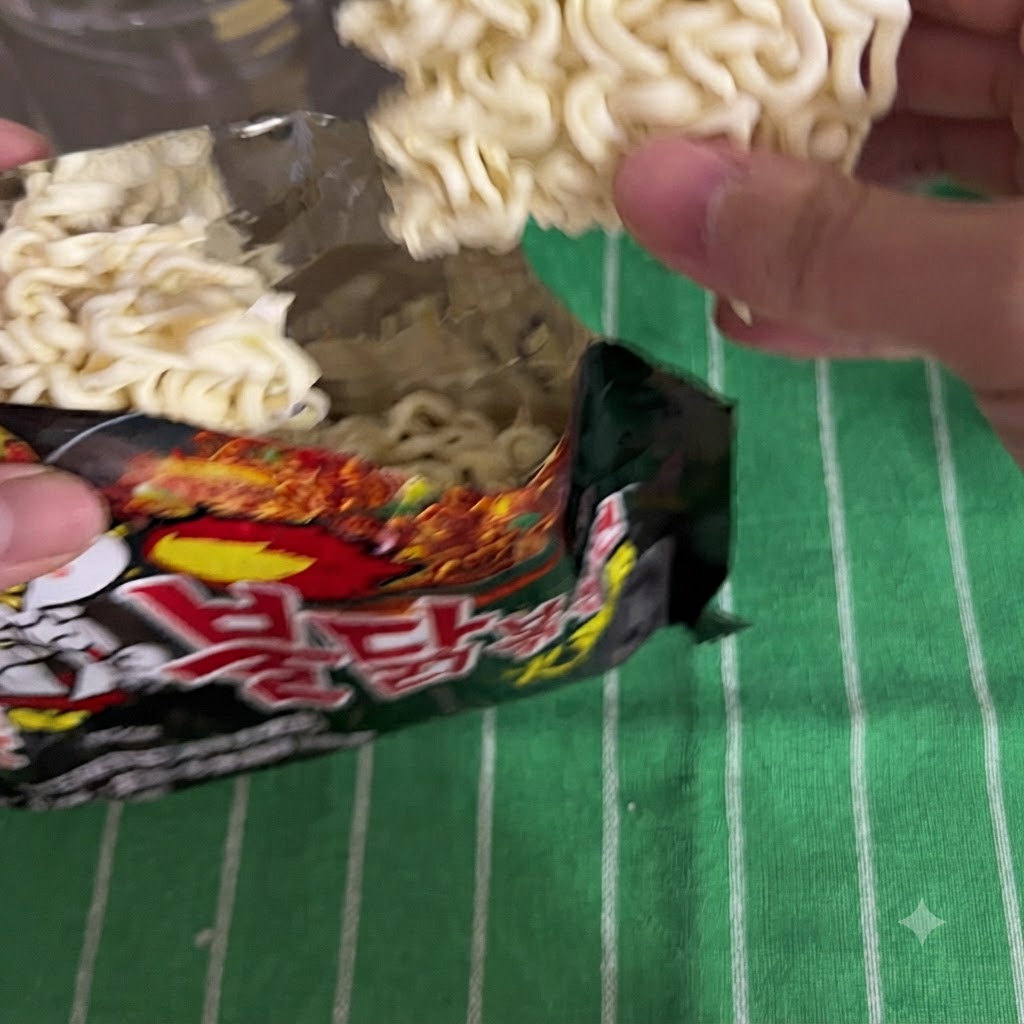 Noodles istantanei estratti da una confezione nera.