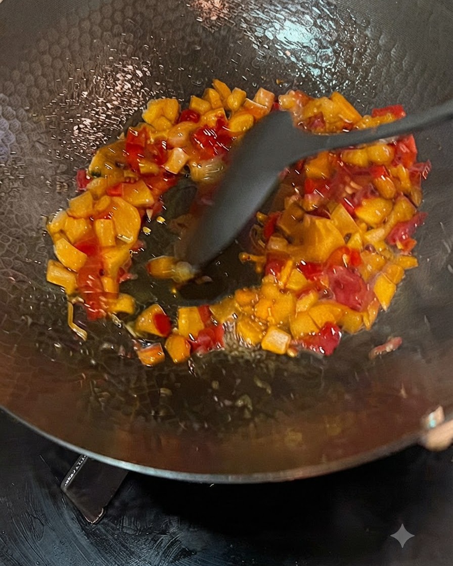 Brodo versato da una brocca in un wok con ravanelli sottaceto e peperoncini saltati.