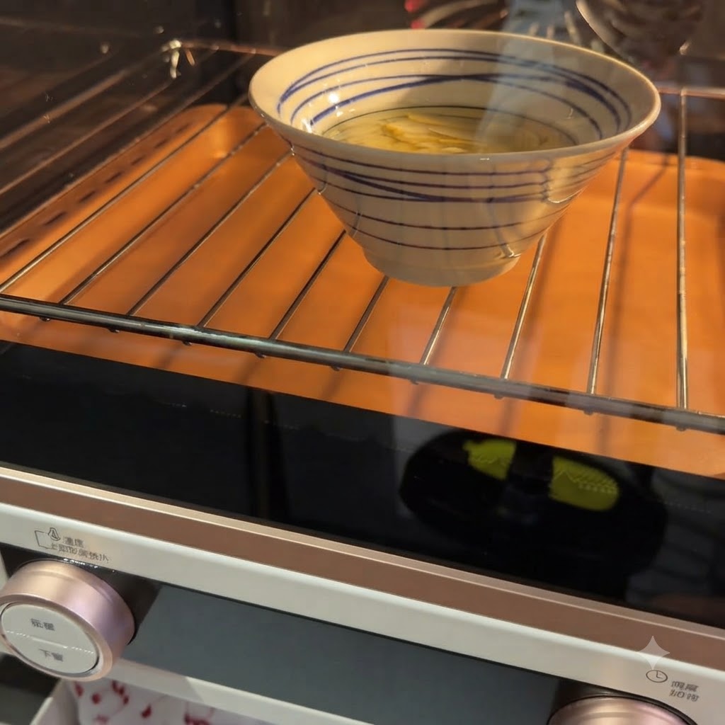 Cipolle bianche tagliate sottilmente in una ciotola decorate mentre vengono condite con sale.