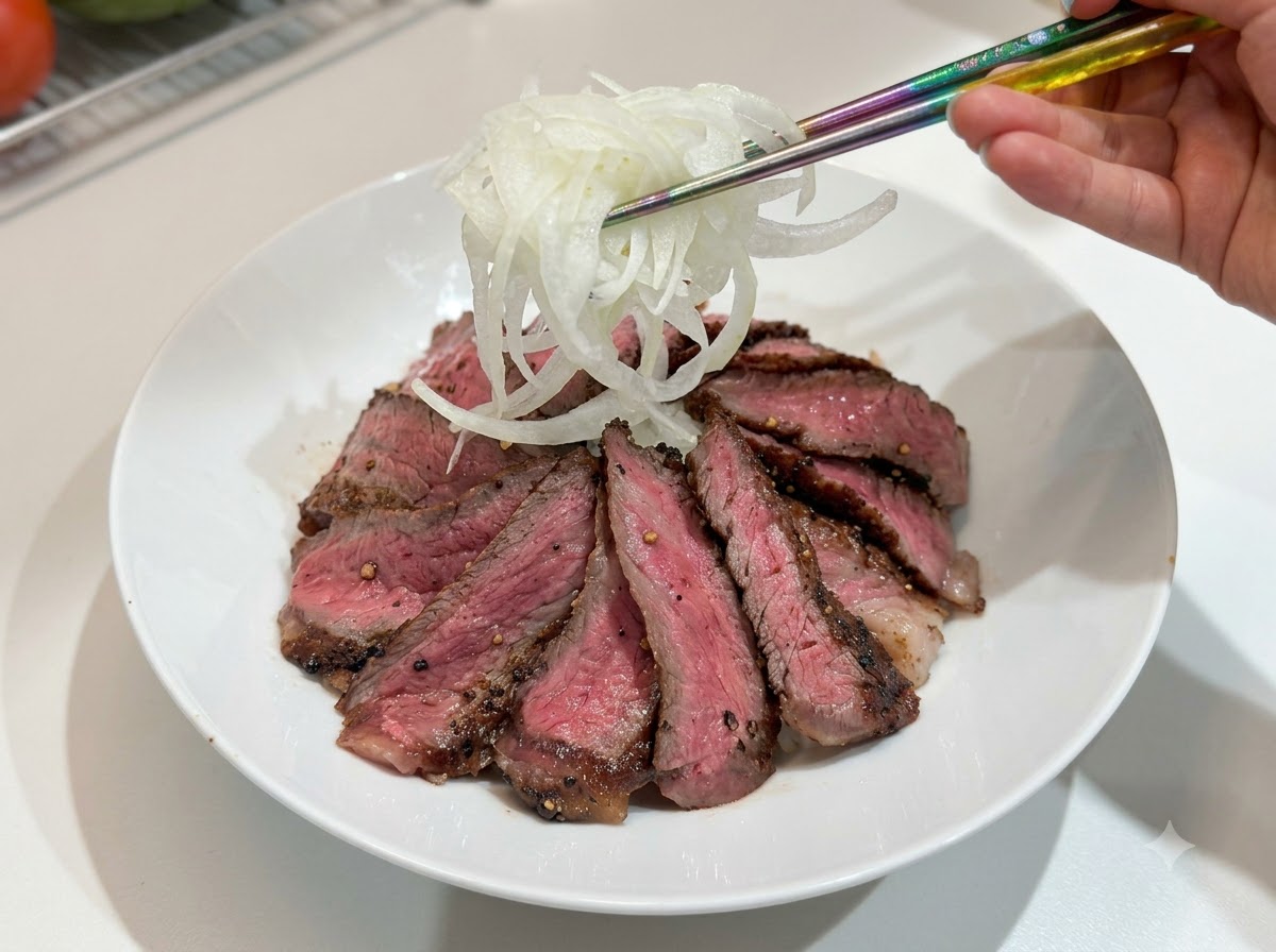 Cipolle sminuzzate posizionate sulla ciotola di bistecca con le bacchette.