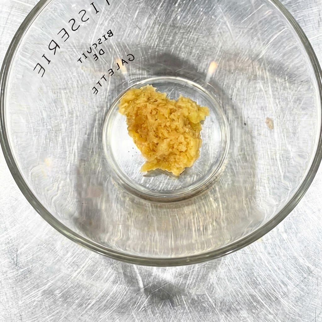 Salsa di aglio tritato in una ciotola di vetro trasparente.
