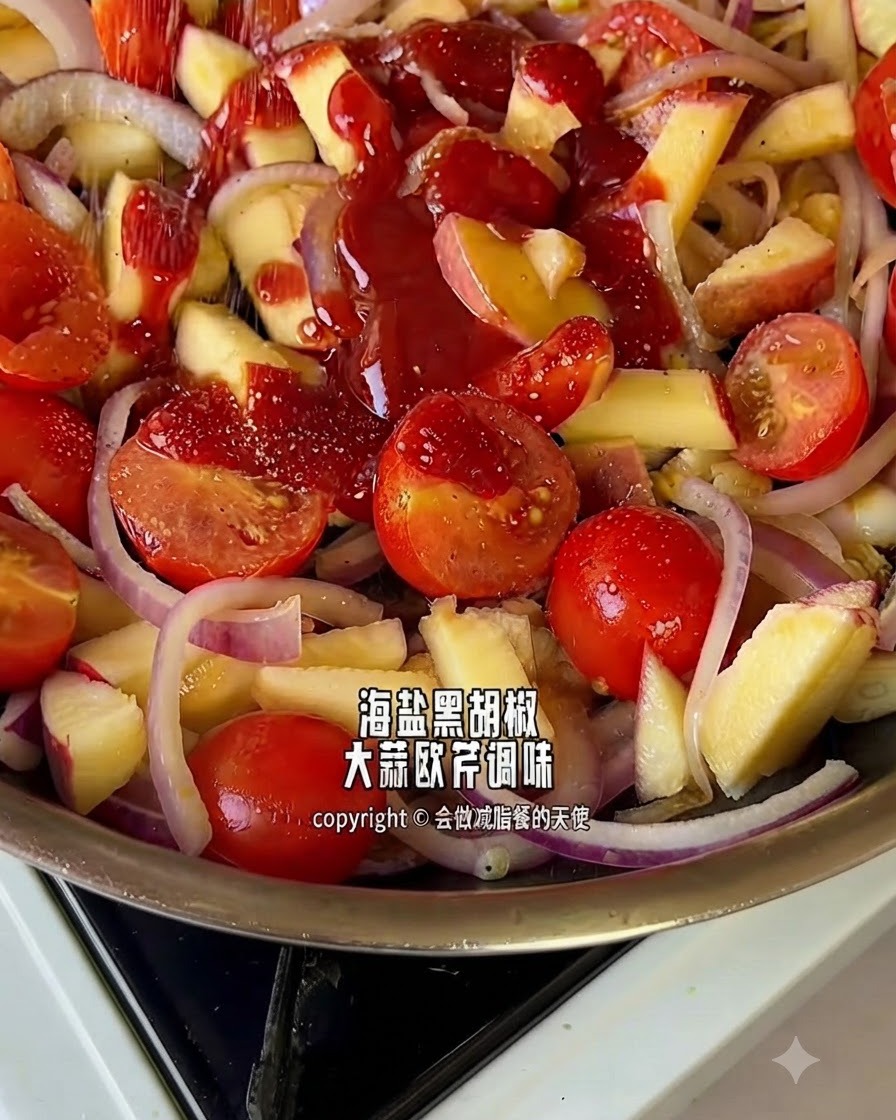 Spezie e condimenti che vengono cosparsi su un mix di pomodori, cipolle e mele in una padella.