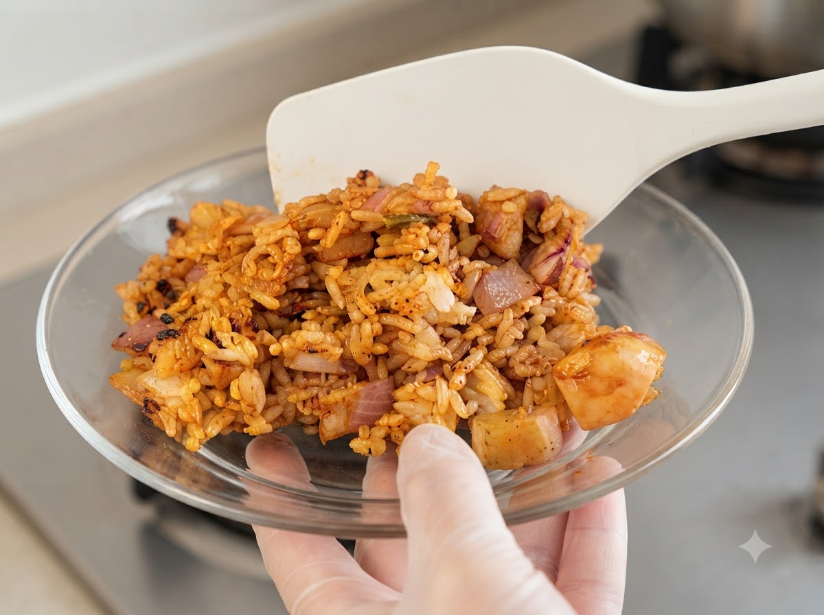 Cipolle rosse tritate e aglio tritato aggiunti nella padella con il pollo.