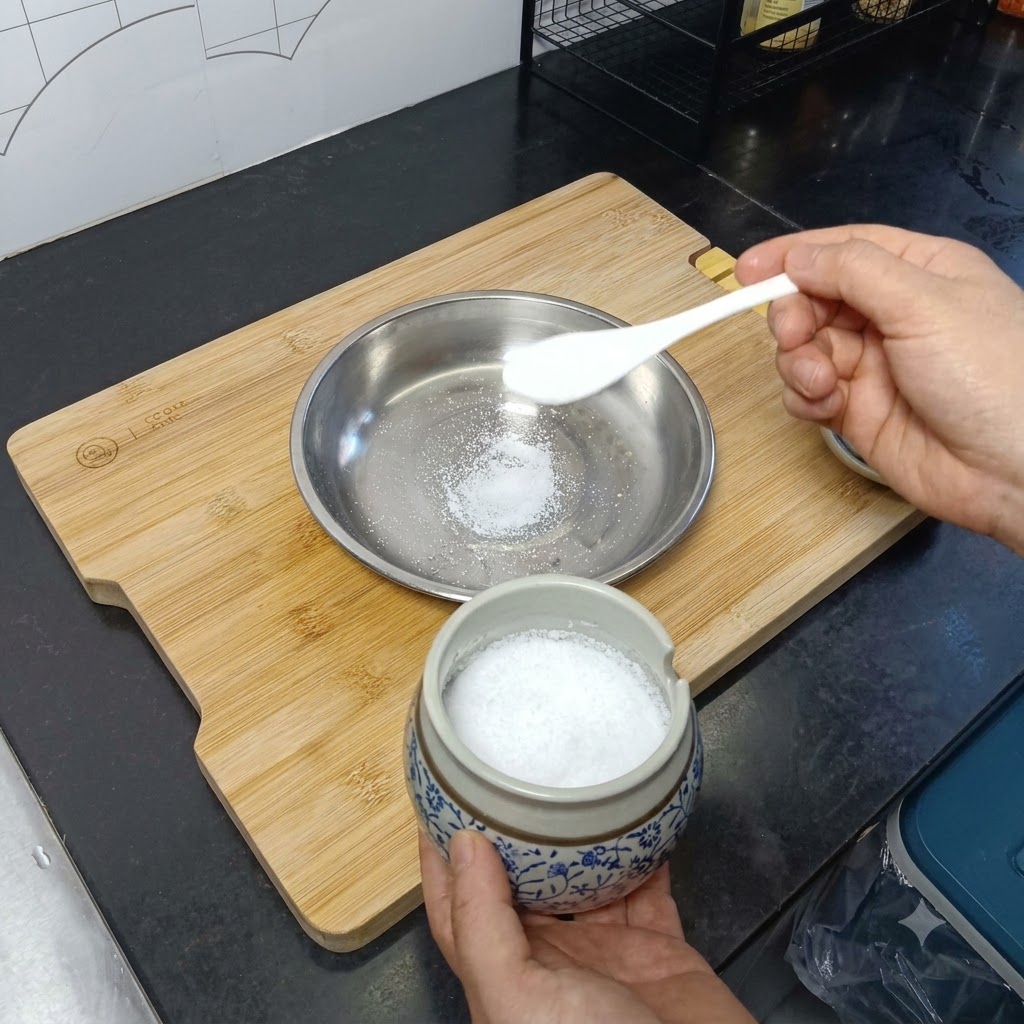Sale e olio versati su un piatto di acciaio inossidabile.