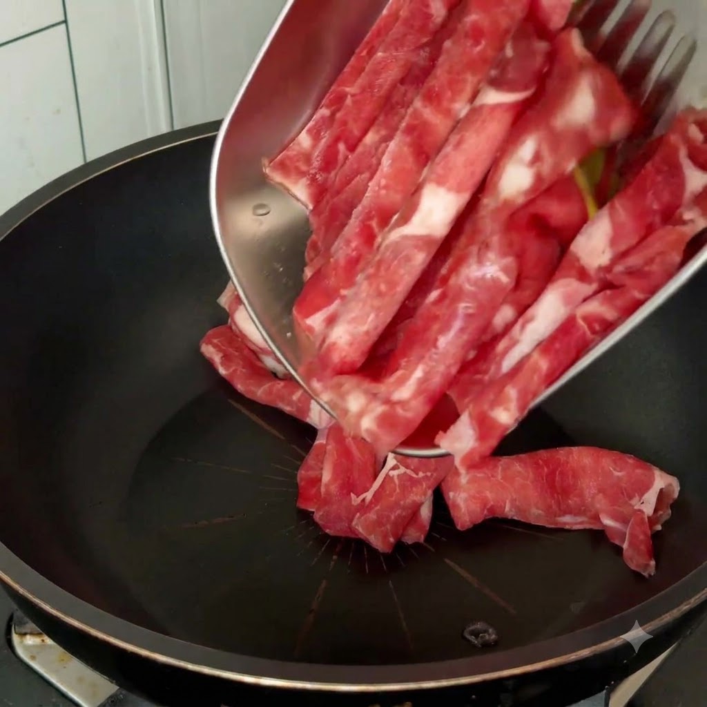 Fettine di manzo crude versate in una padella nera da un vassoio di metallo con utensili da cucina.