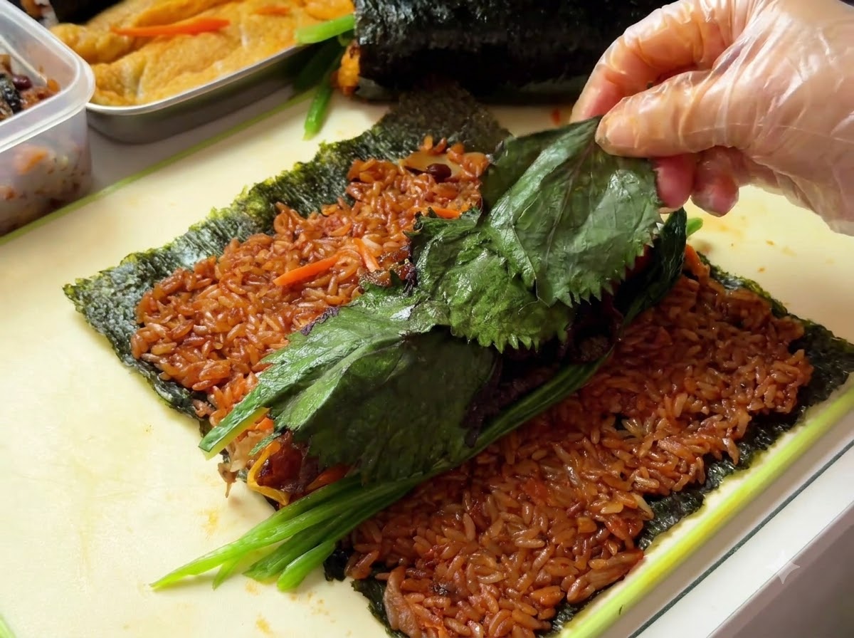 Foglie di perilla disposte sopra gli ingredienti del ripieno.