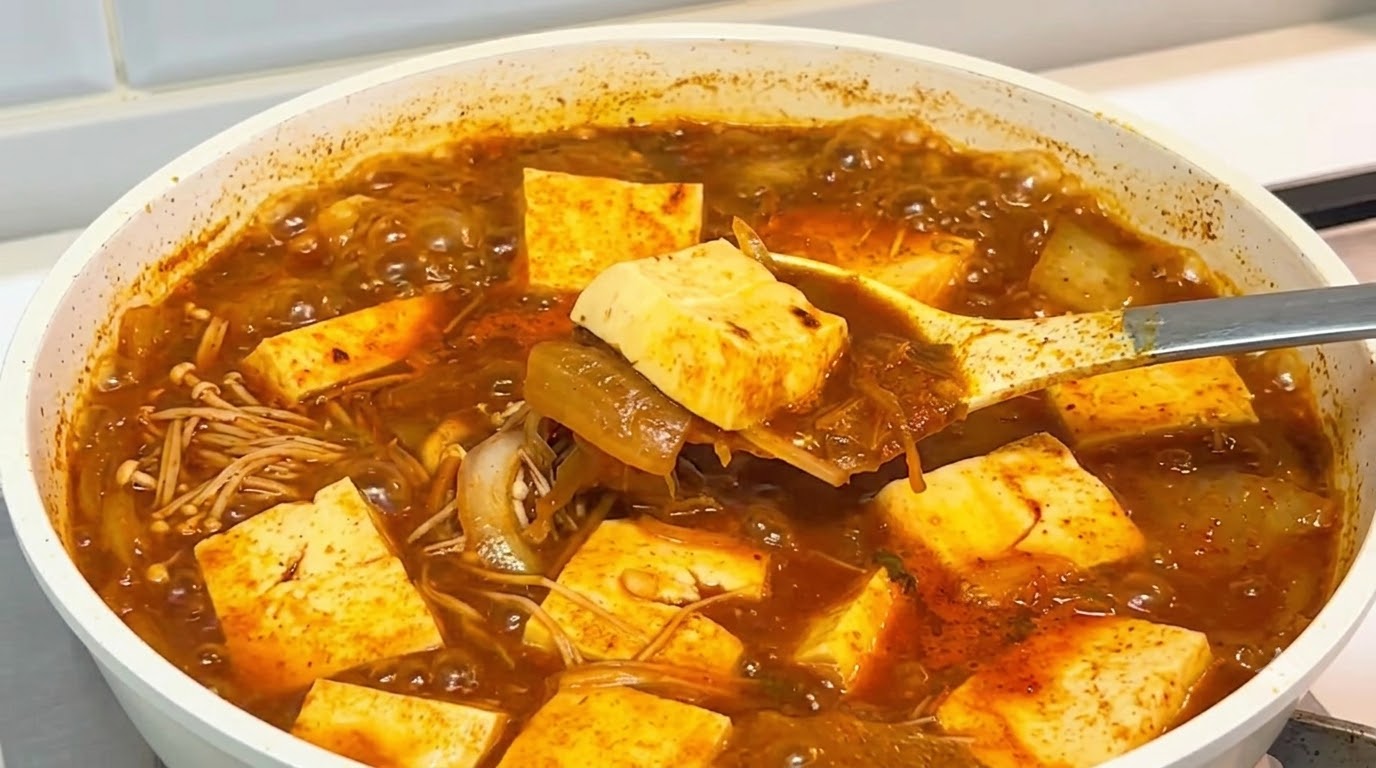 Zuppa Coreana di Kimchi e Tofu (Kimchi Jjigae)