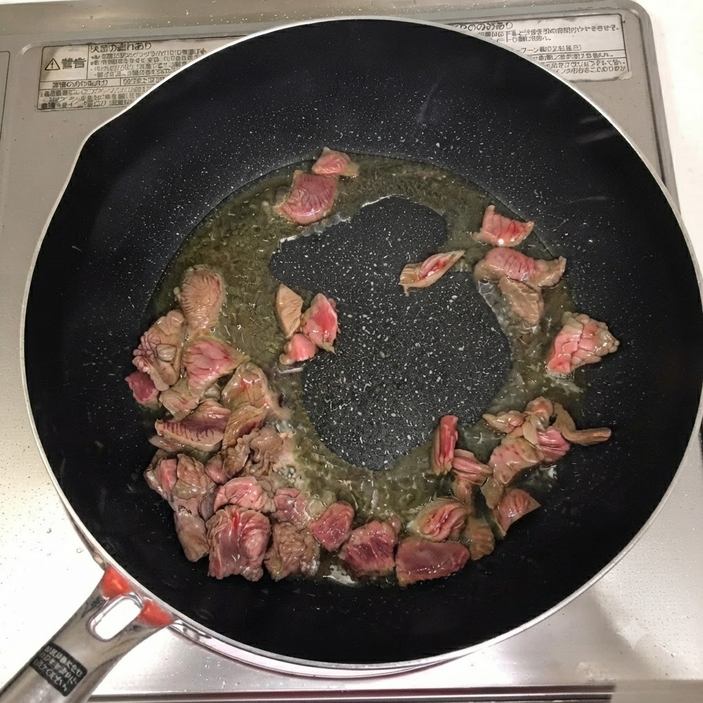 Vino da cucina, peperoncino in polvere e pasta di peperoncino aggiunti sulla carne nella padella.
