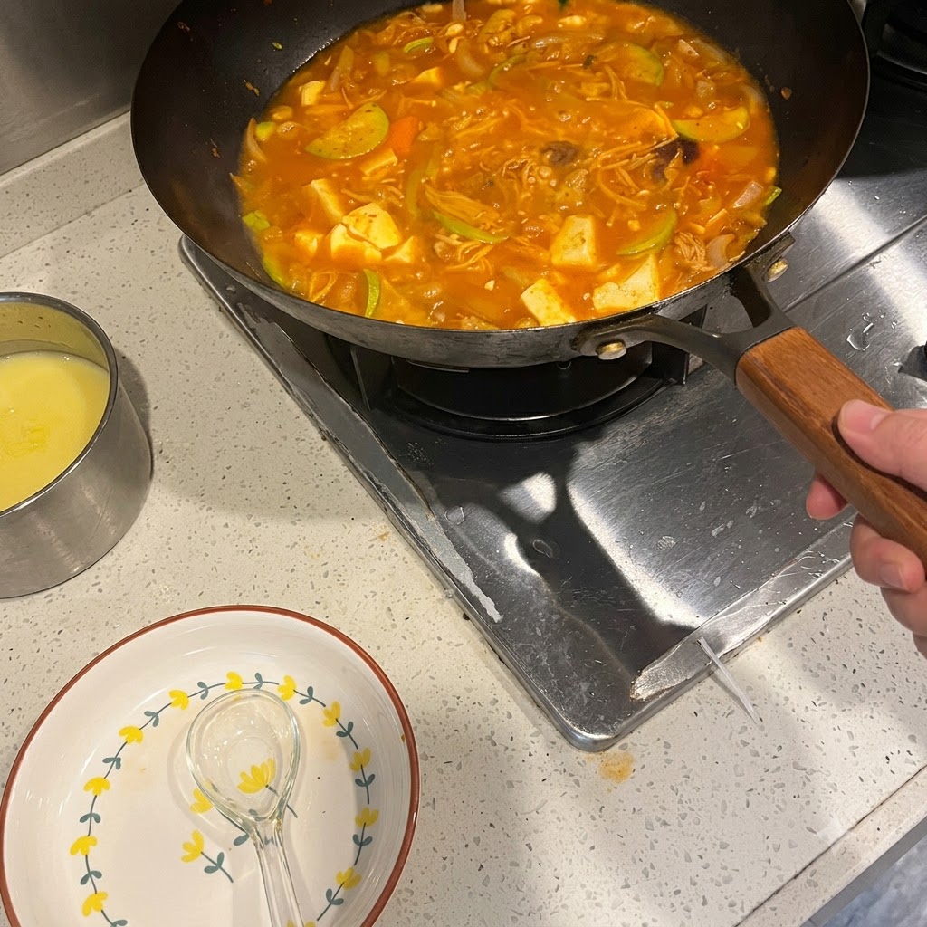 Pasta di peperoncino coreano mescolata in una pentola di zuppa piccante in ebollizione con verdure e carne.