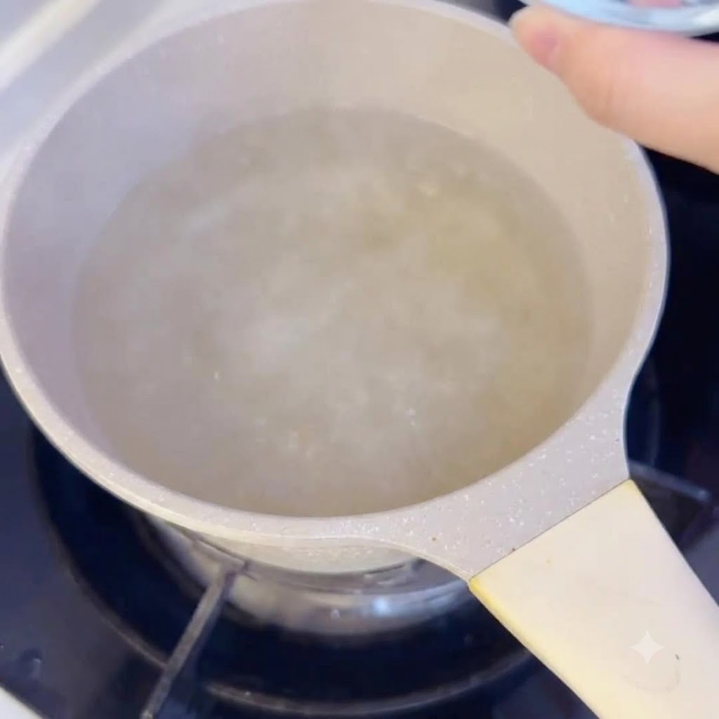 Gnocchi di riso a fette tuffati in una pentola di brodo bollente sul fornello.