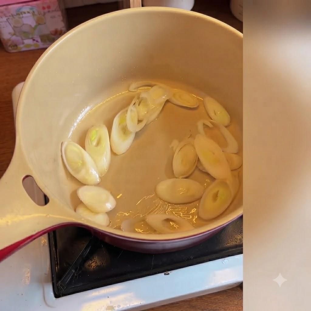 Kimchi coreano che viene aggiunto e mescolato con cipollotti affettati allinterno di una pentola di ceramica.