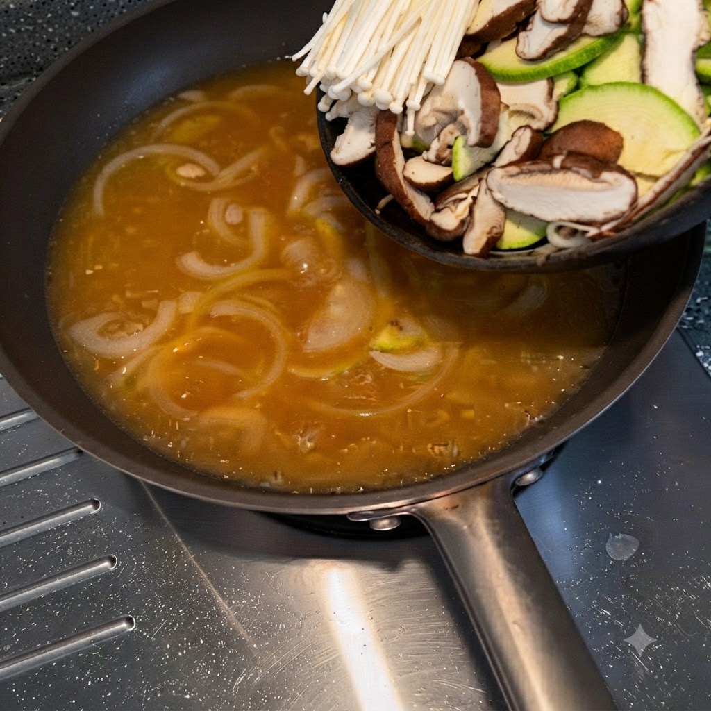 Un piatto di zucchine affettate, funghi enoki e funghi shiitake versato in una padella di brodo condito.
