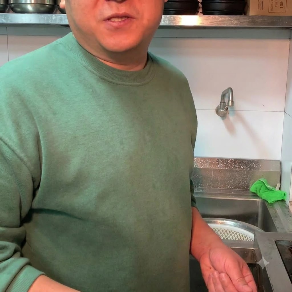 Cipollotti tritati sparsi sullo stufato di pasta di soia completato.