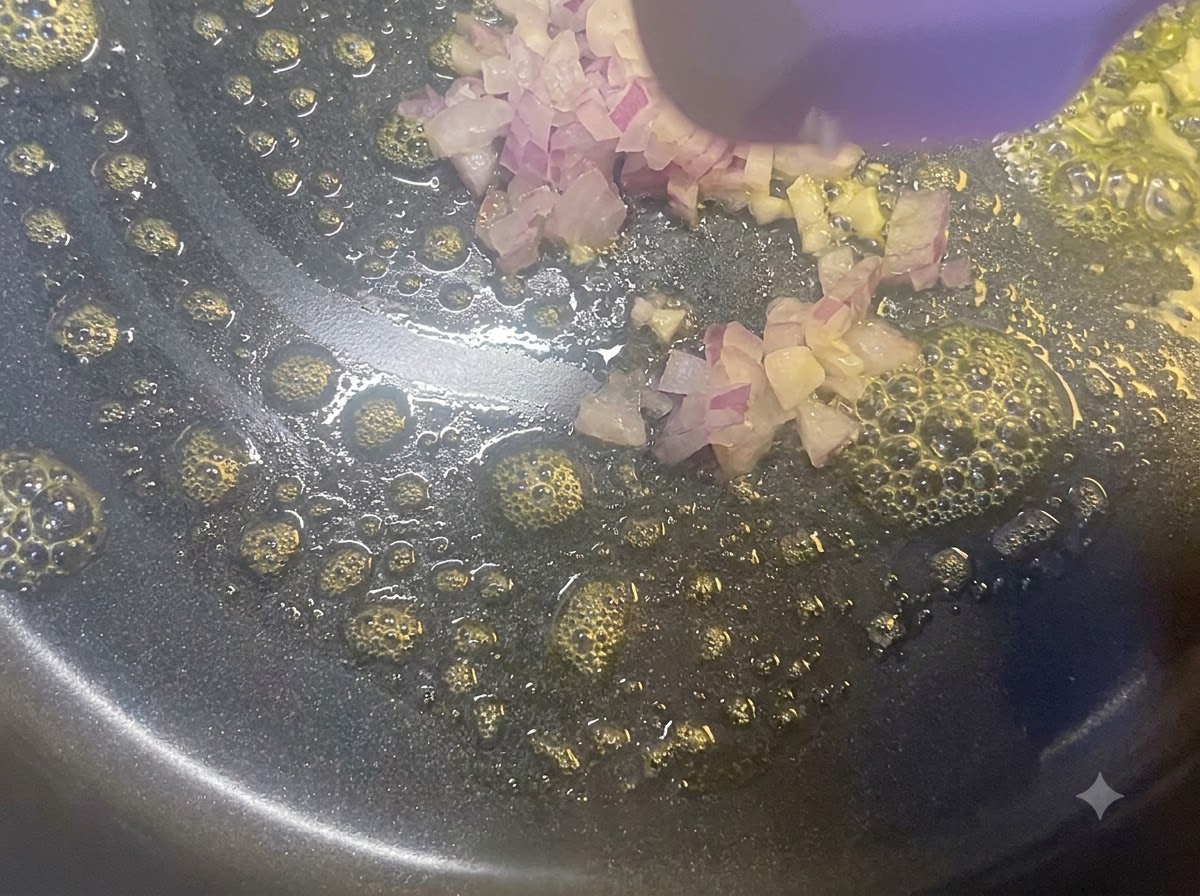 Cipolle rosse a dadini saltate in padella con burro fuso usando una spatola di legno.
