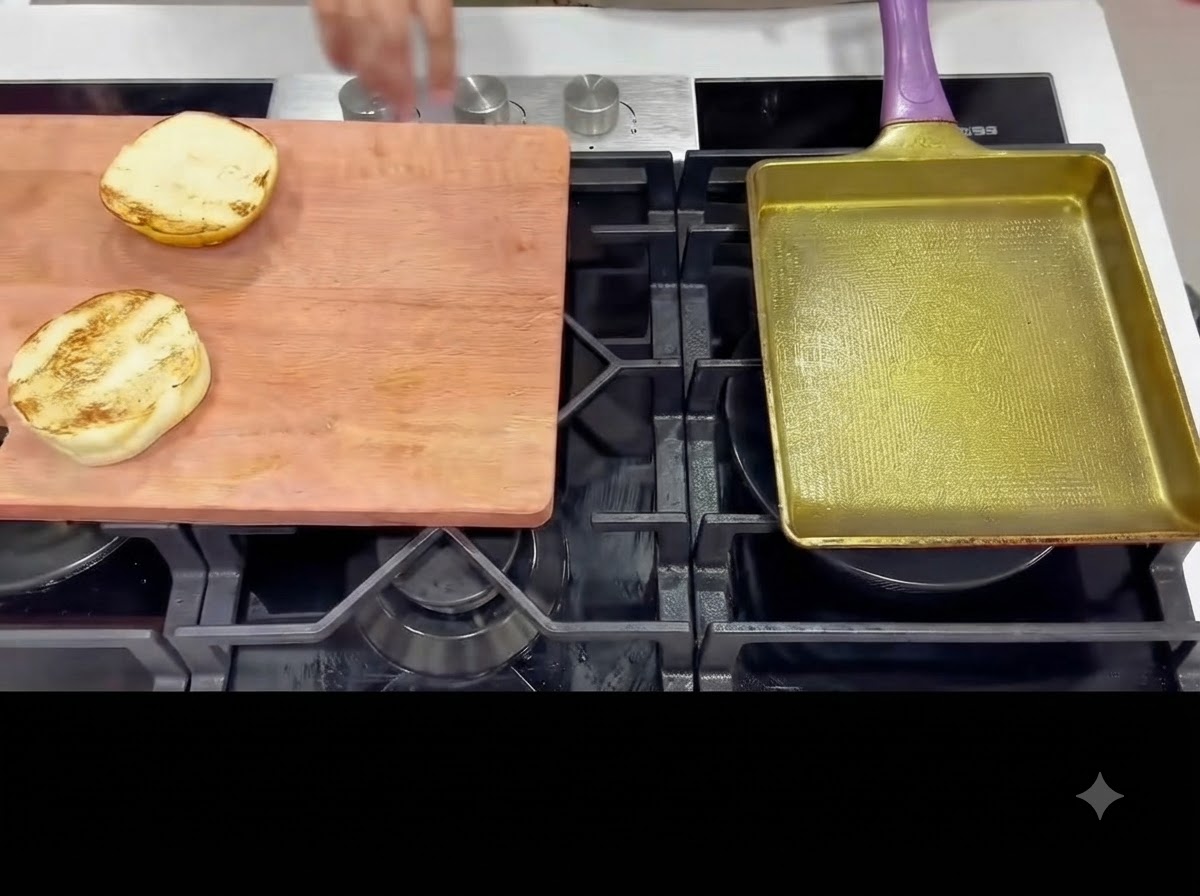Pinze che girano le cosce di pollo in una padella per scottare laltro lato.