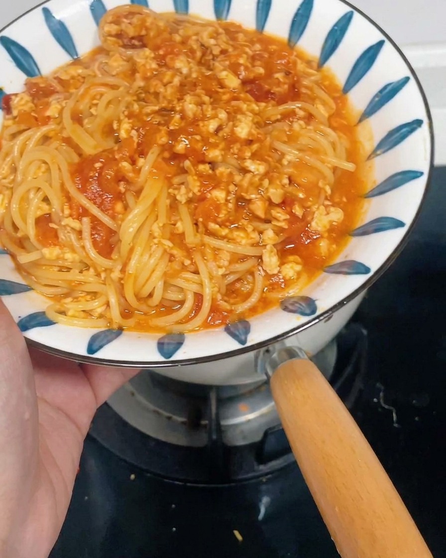 Carote tritate e cipolle rosse allinterno della ciotola pulita di un robot da cucina.