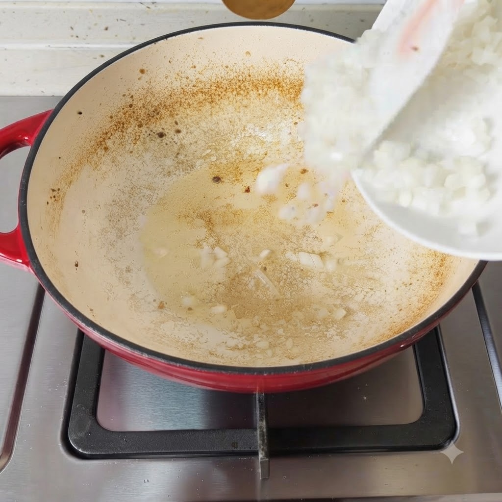 Cipolle tritate che finiscono sulla superficie calda e condita della padella.