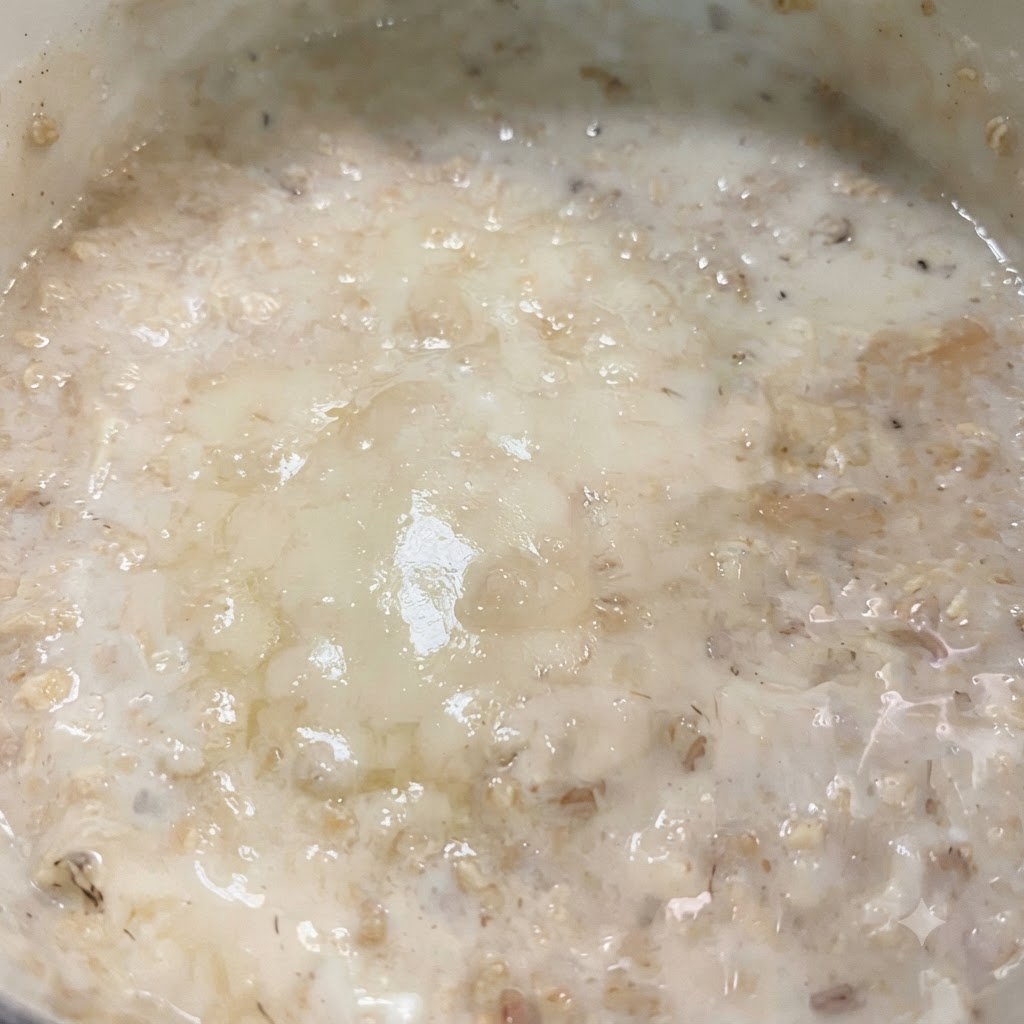 Latte e una fetta di formaggio light che si fondono in padella creando una salsa cremosa.