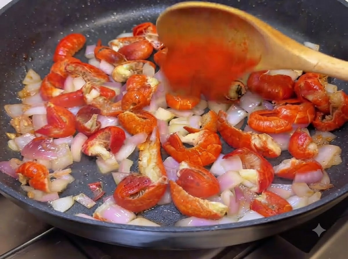 Peperoncino in polvere e salsa piccante coreana mescolati nella padella con un cucchiaio di legno.