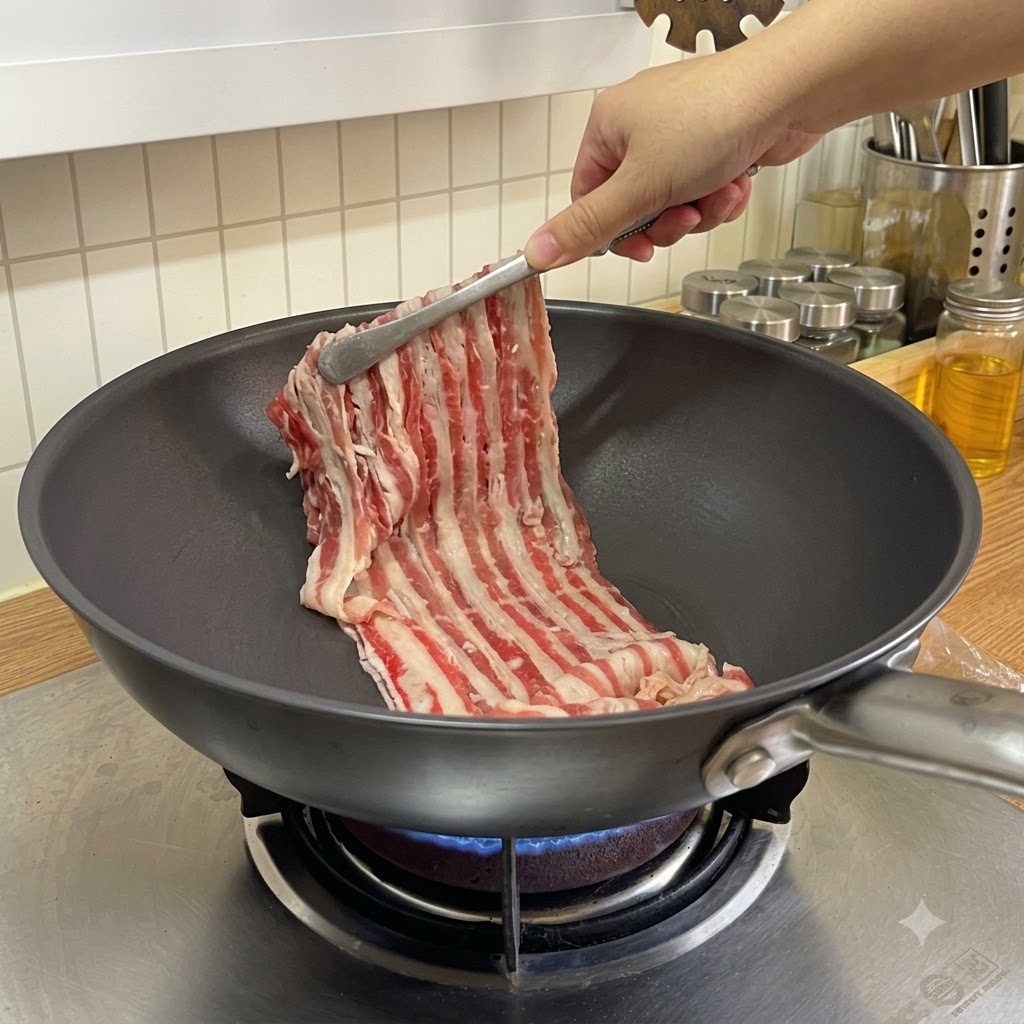 Strisce di manzo tagliate sottili messe in una padella calda con delle pinze.