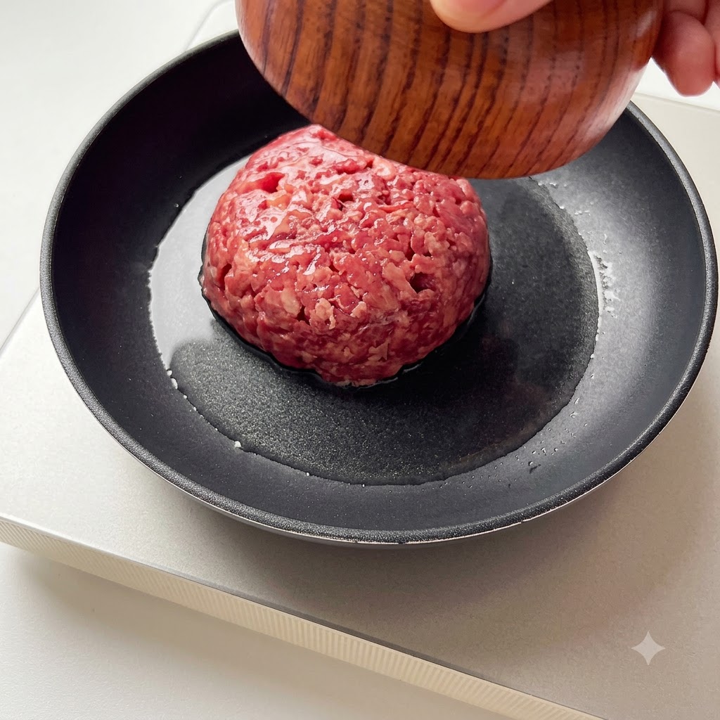 Carne macinata aggiunta in una padella calda.