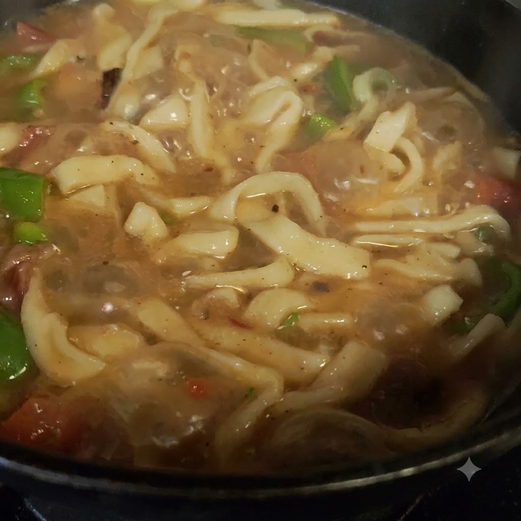 Peperoni verdi freschi e pomodori mescolati con la carne nella pentola di cottura.