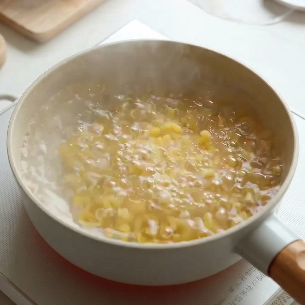 Pasta di maccheroni che bolle in una pentola dacqua calda sul fuoco.