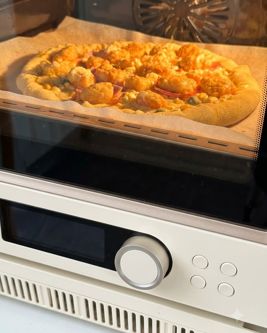 Pizza assemblata su carta da forno inserita in un forno acceso che emana una calda luce arancione.