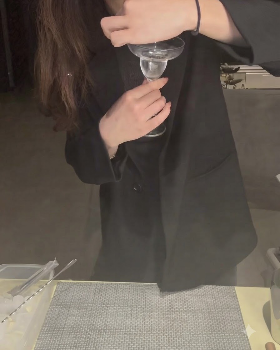 Uno spicchio di lime passato lungo il bordo di un bicchiere da cocktail.