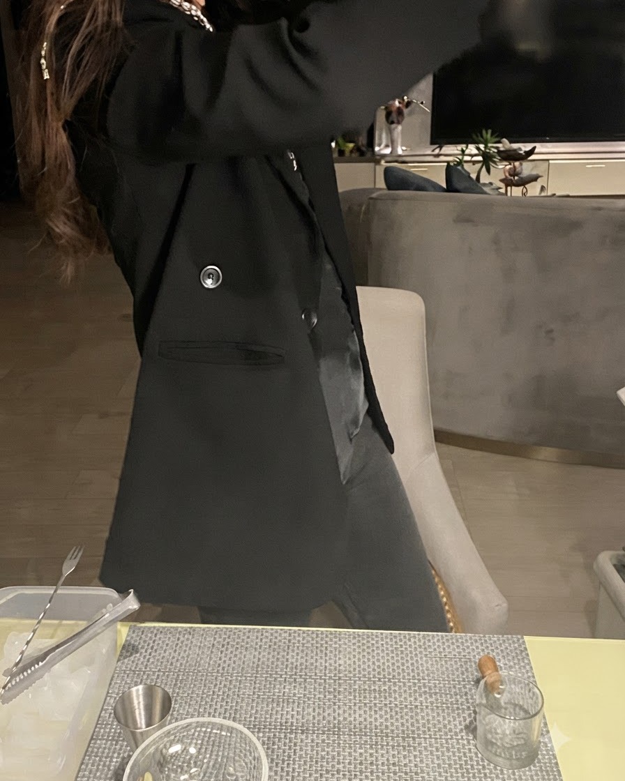 Il cocktail versato uniformemente attraverso un colino nel bicchiere con il bordo salato.