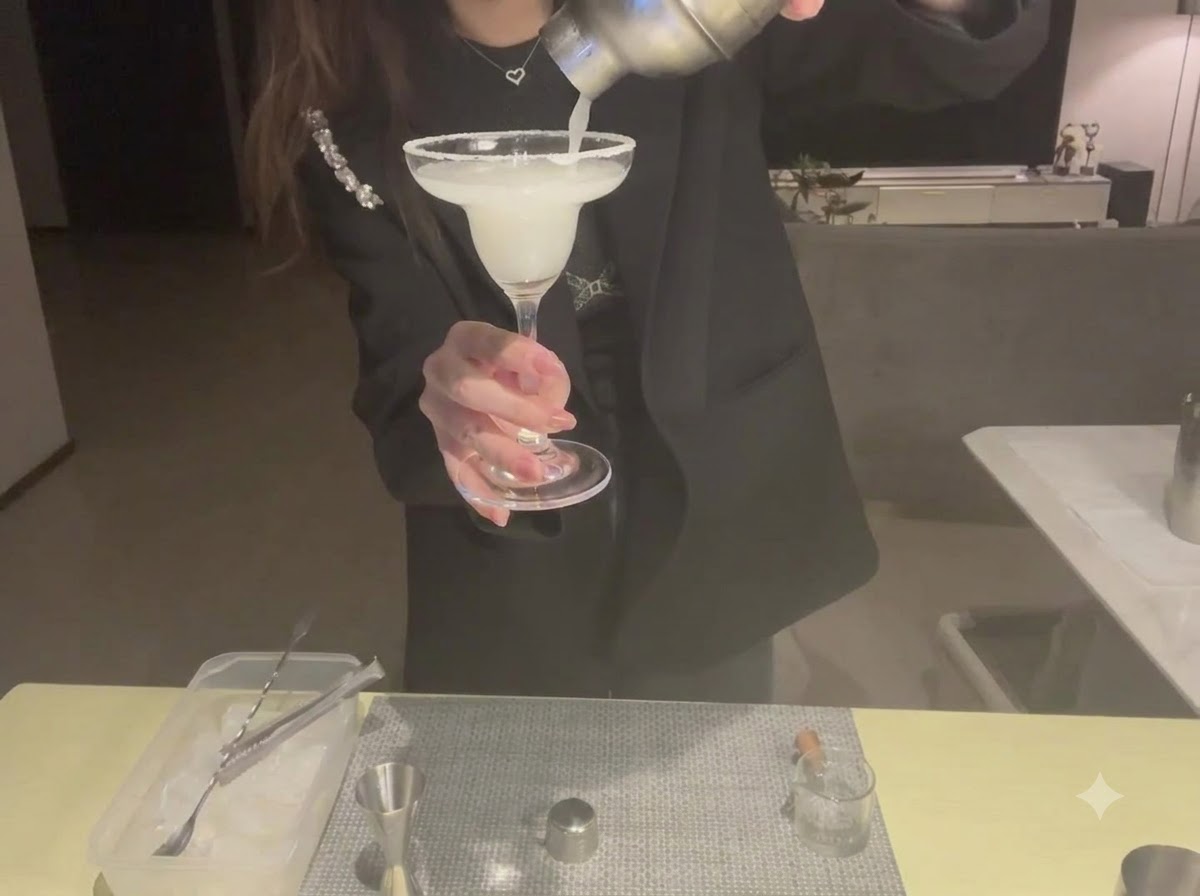 Primo piano di una fetta di limone posizionata con cura sul bordo di un bicchiere da margarita.