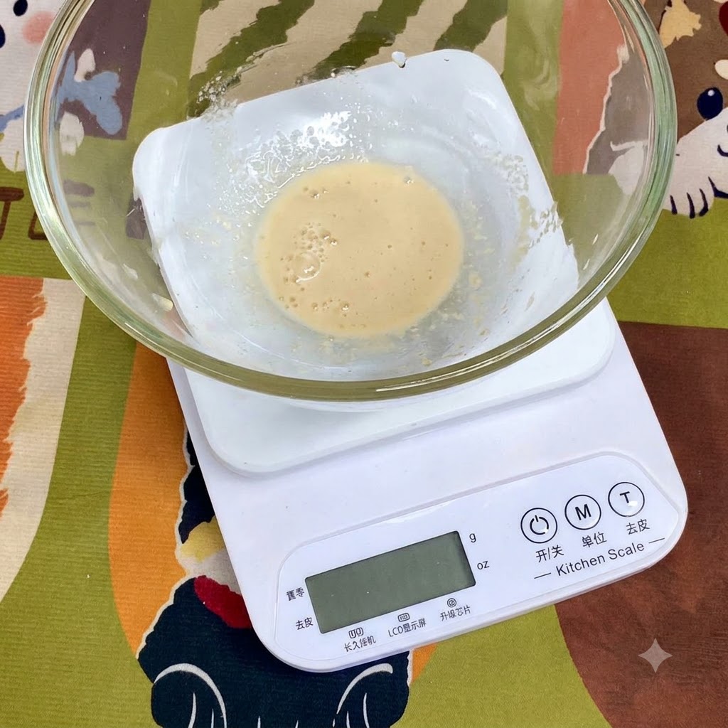 Ingredienti come farina di grano, sale e olio doliva misurati allinterno di una ciotola di vetro posizionata su una bilancia da cucina digitale.