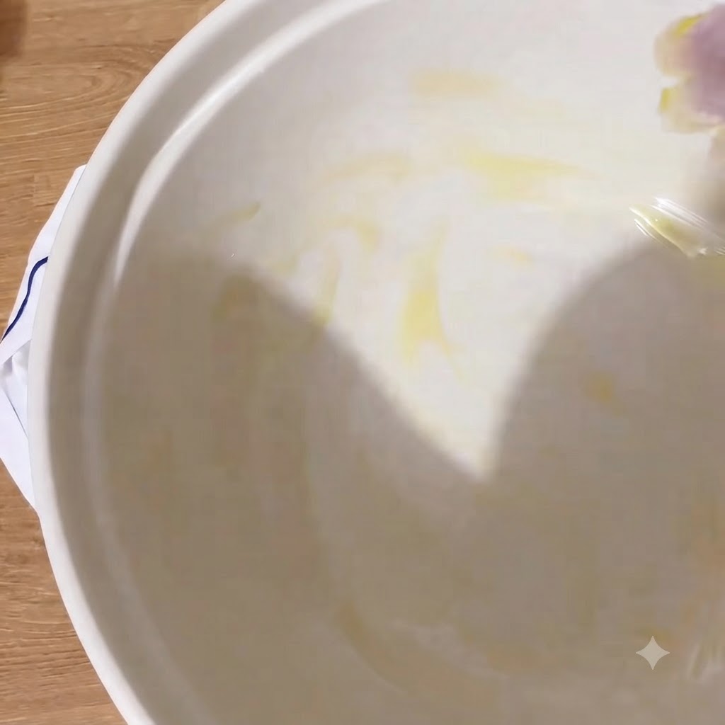 Linterno di una ciotola bianca lucida con uno strato di olio extravergine doliva.