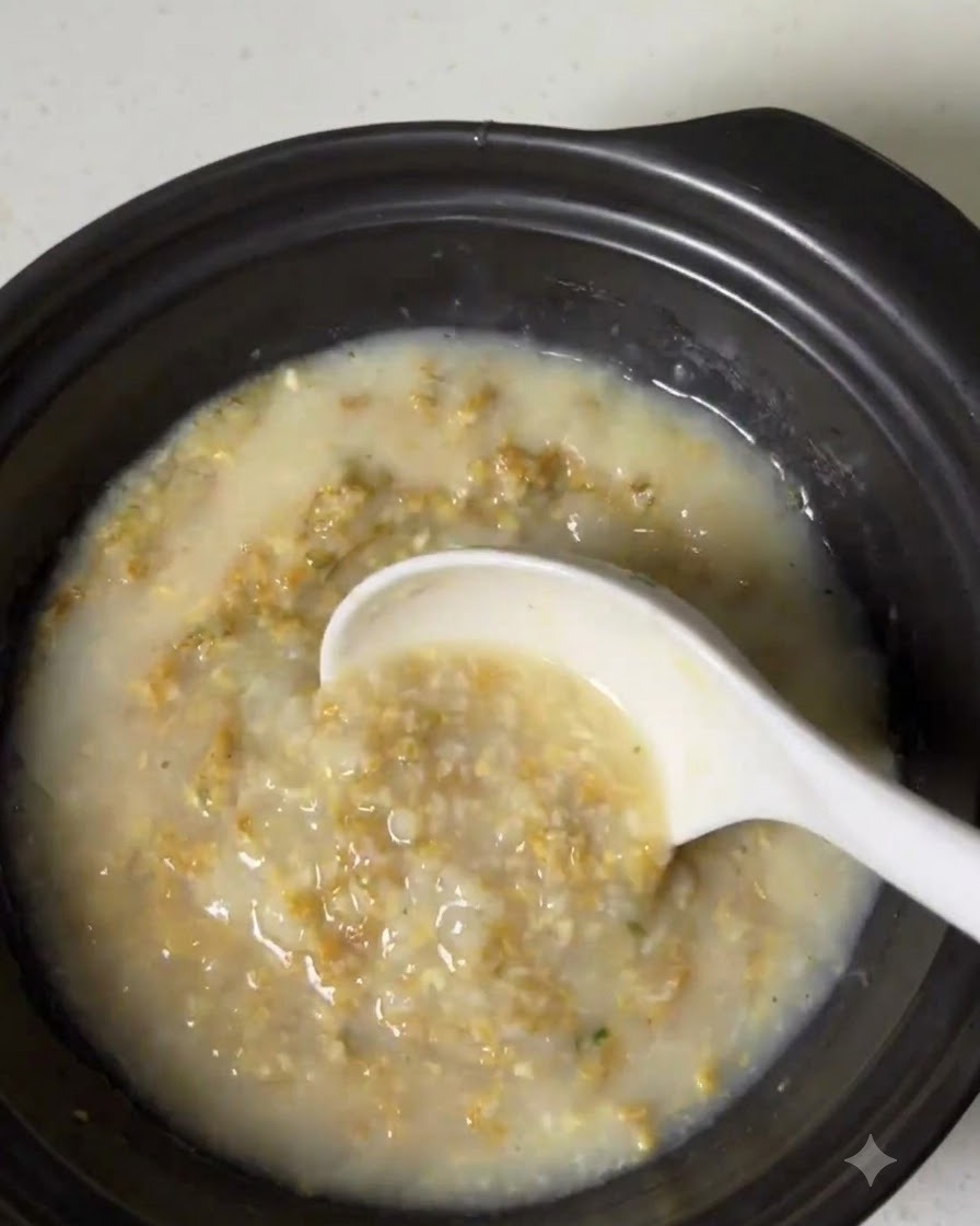 Un composto di brodo ricco e cremoso mescolato allinterno della pentola da cucina.