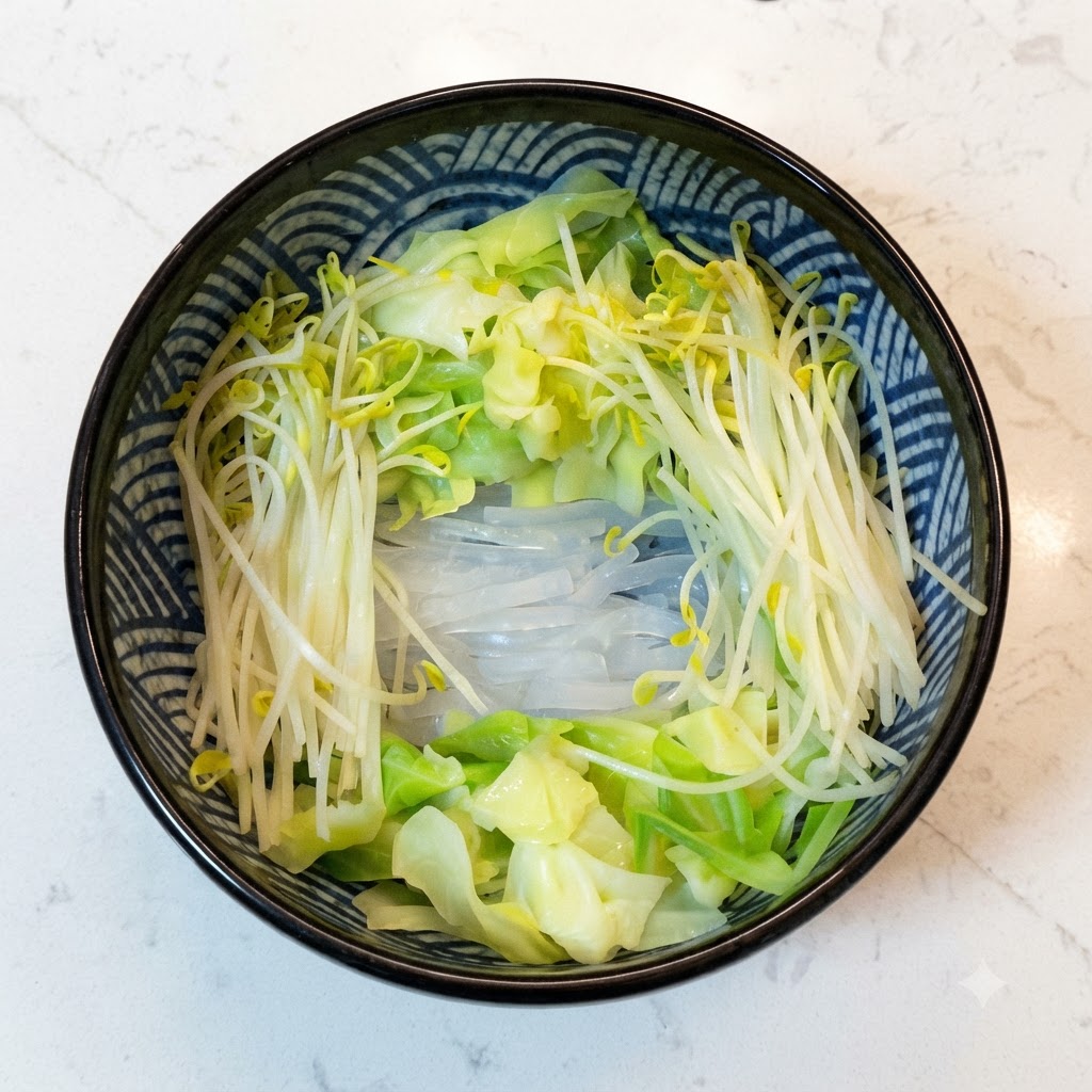 Noodles di grano saraceno cotti posti allinterno di una ciotola circondati da verdure scottate.