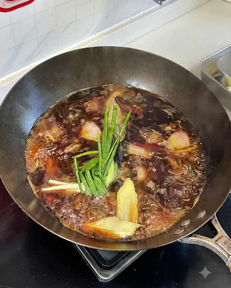Liquido di brasatura a fuoco lento in un wok con cipollotti, zenzero e spezie sopra il manzo.