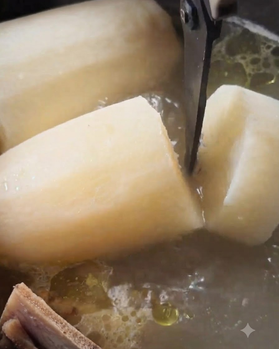 Forbici da cucina che tagliano un pezzo grande e ammorbidito di ravanello bianco allinterno di una pentola di zuppa di manzo.