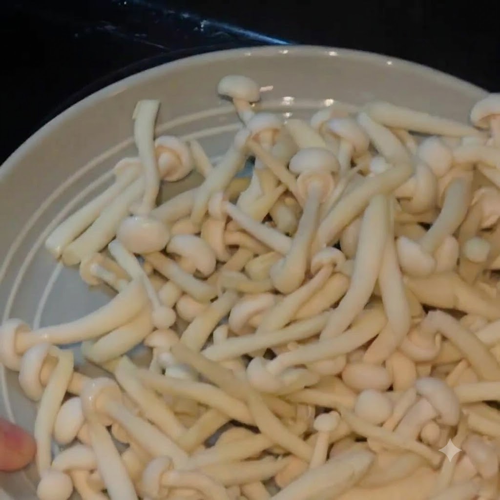 Funghi su un piatto, pronti per essere aggiunti alla pentola.