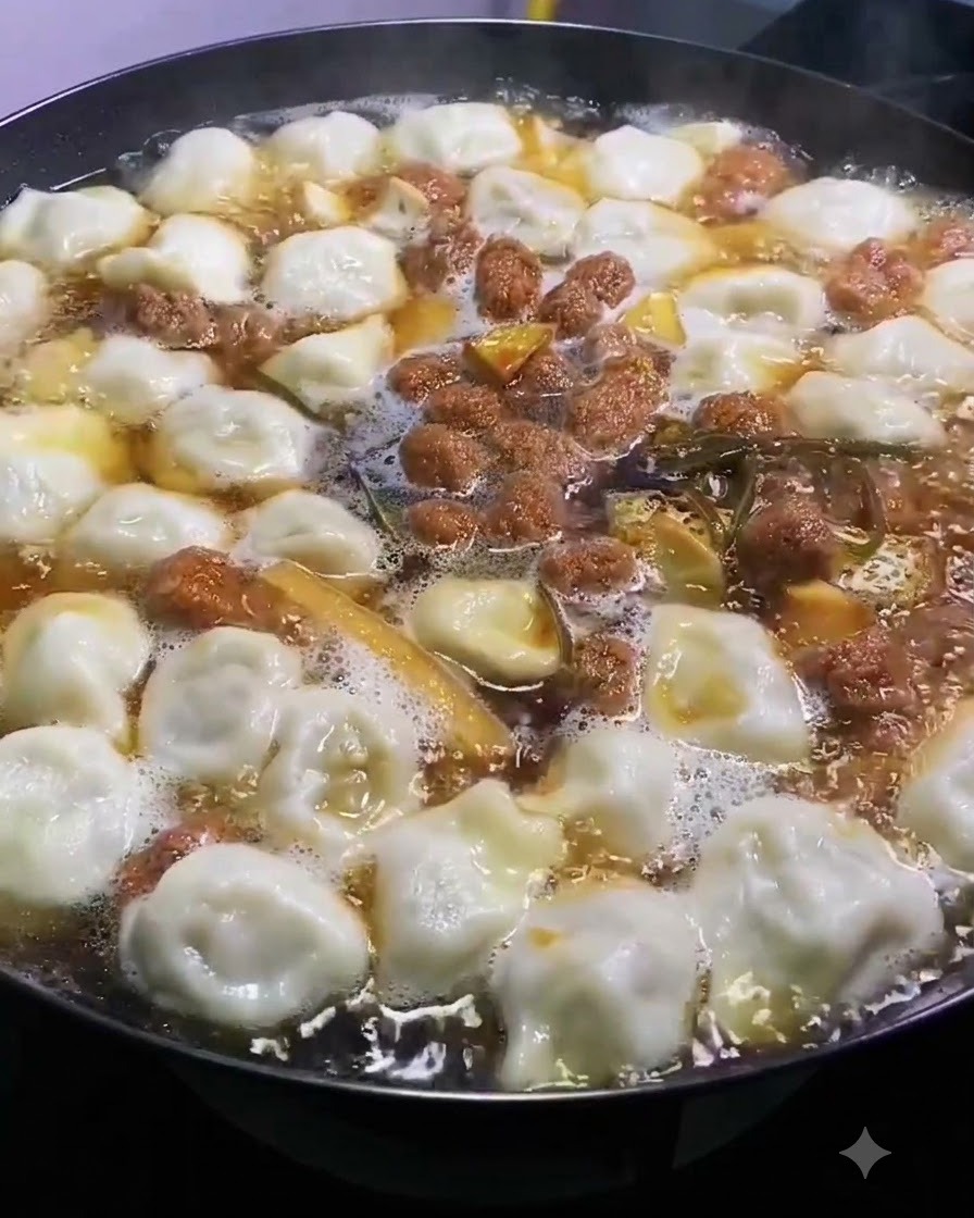 Sale cosparso uniformemente sopra una pentola bollente di zuppa e dumpling.