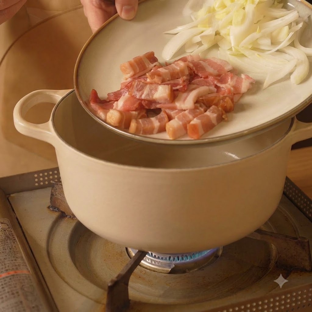 Un piatto con bacon affettato e cipolle che viene rovesciato in una pentola bianca su un fornello.