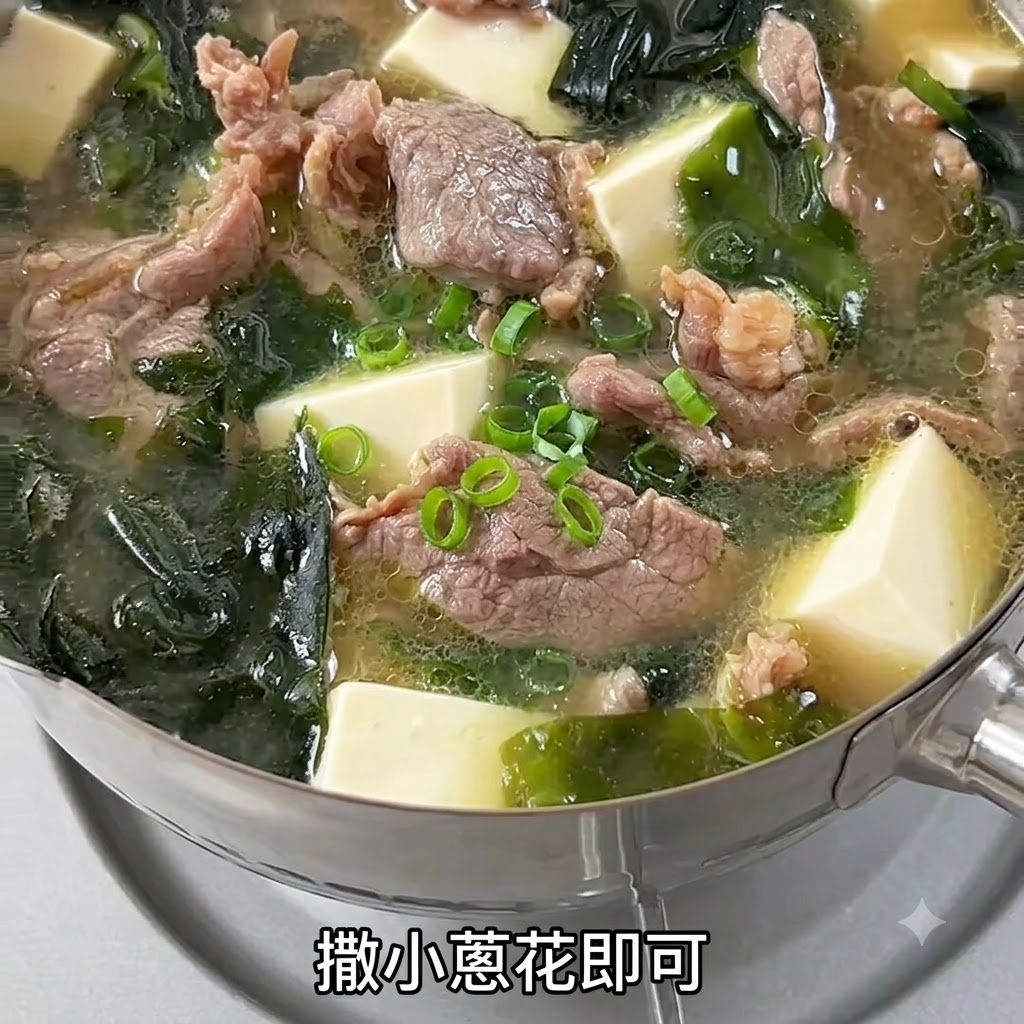 Cipollotti freschi tritati sparsi sulla cima di una ciotola fumante di zuppa di manzo e tofu.
