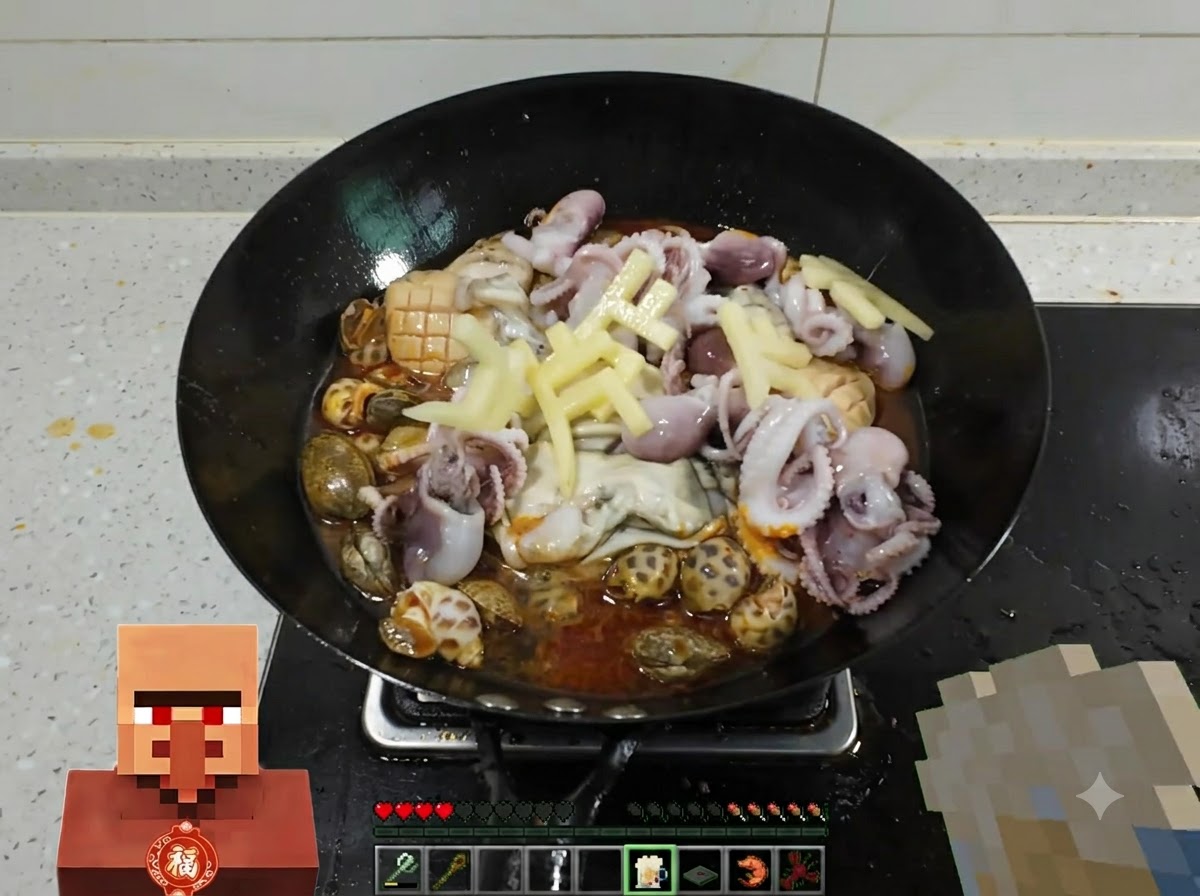 Birra versata su un mix di frutti di mare e patate affettate che sobbollono dentro un wok.