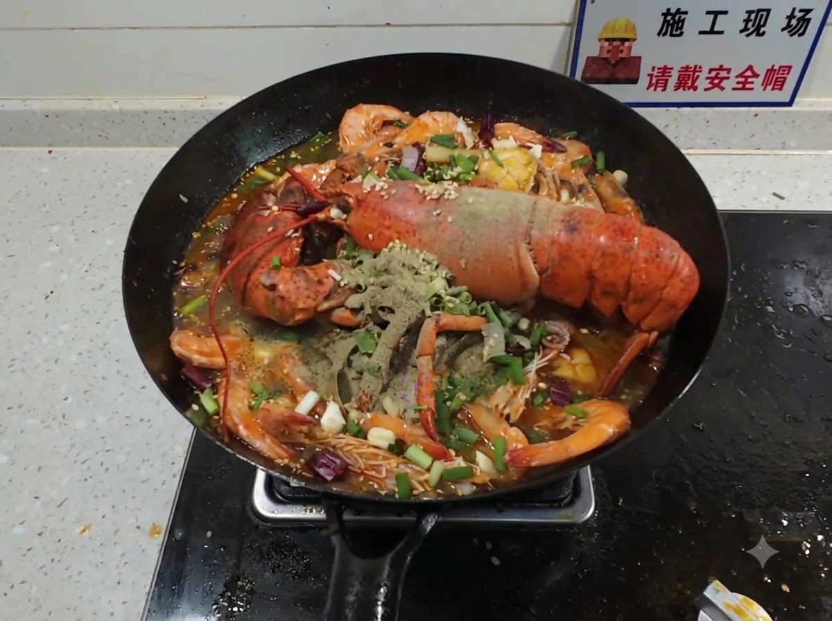 Olio bollente che viene versato su spezie secche e cipollotti disposti sopra un piatto di frutti di mare cotti in un wok.