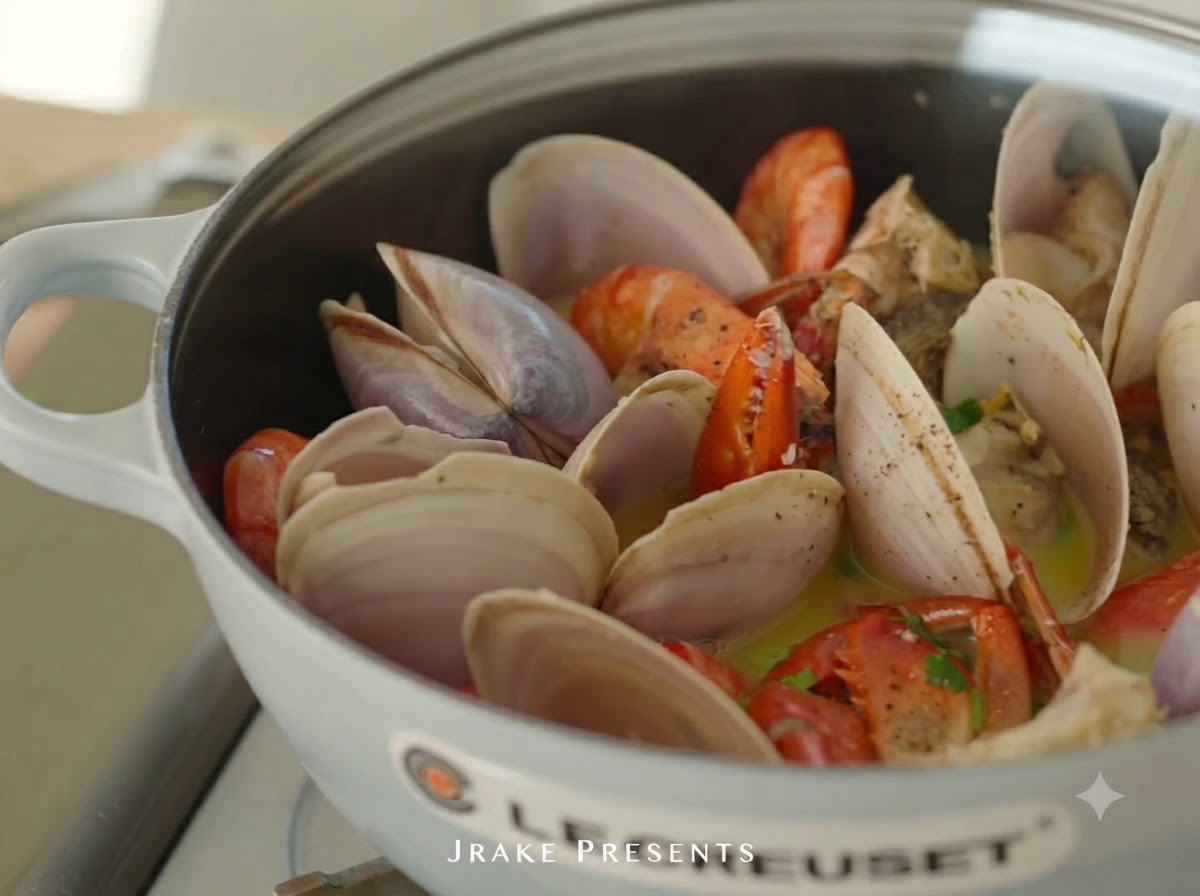 Succo di limone fresco spremuto sulla pentola di frutti di mare cotti.