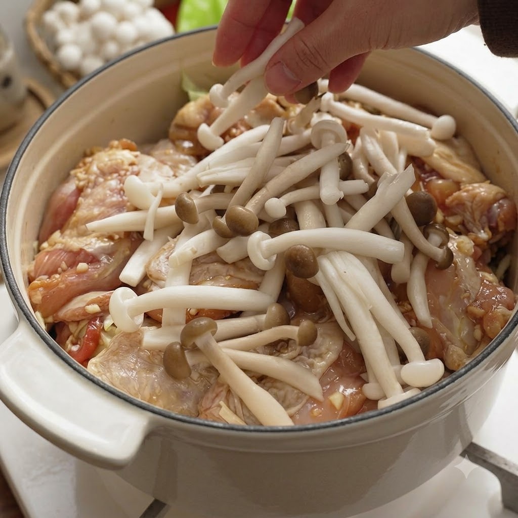 Funghi shimeji freschi e funghi shiitake incisi disposti sopra lo strato di pollo nella pentola.