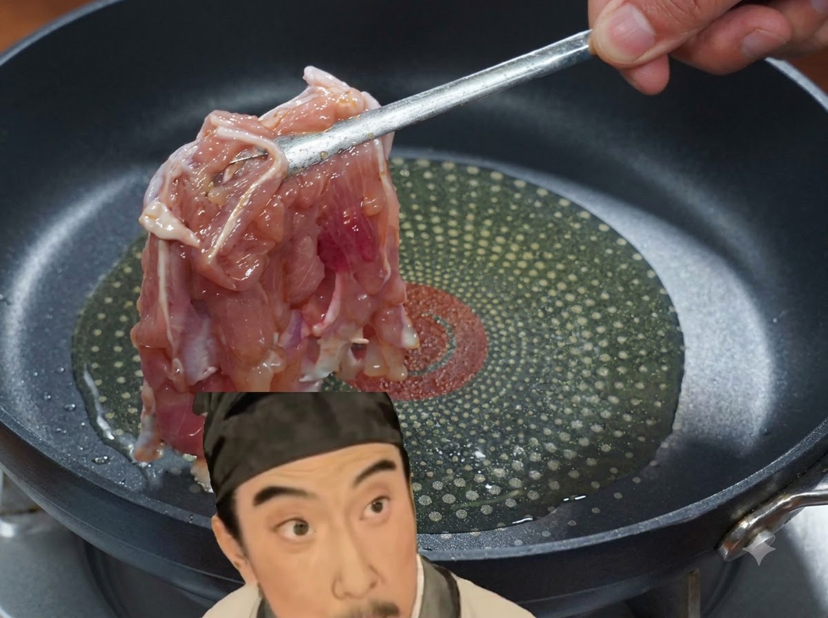 Un pezzo di pollo marinato viene inserito con le pinze in una padella con olio caldo.
