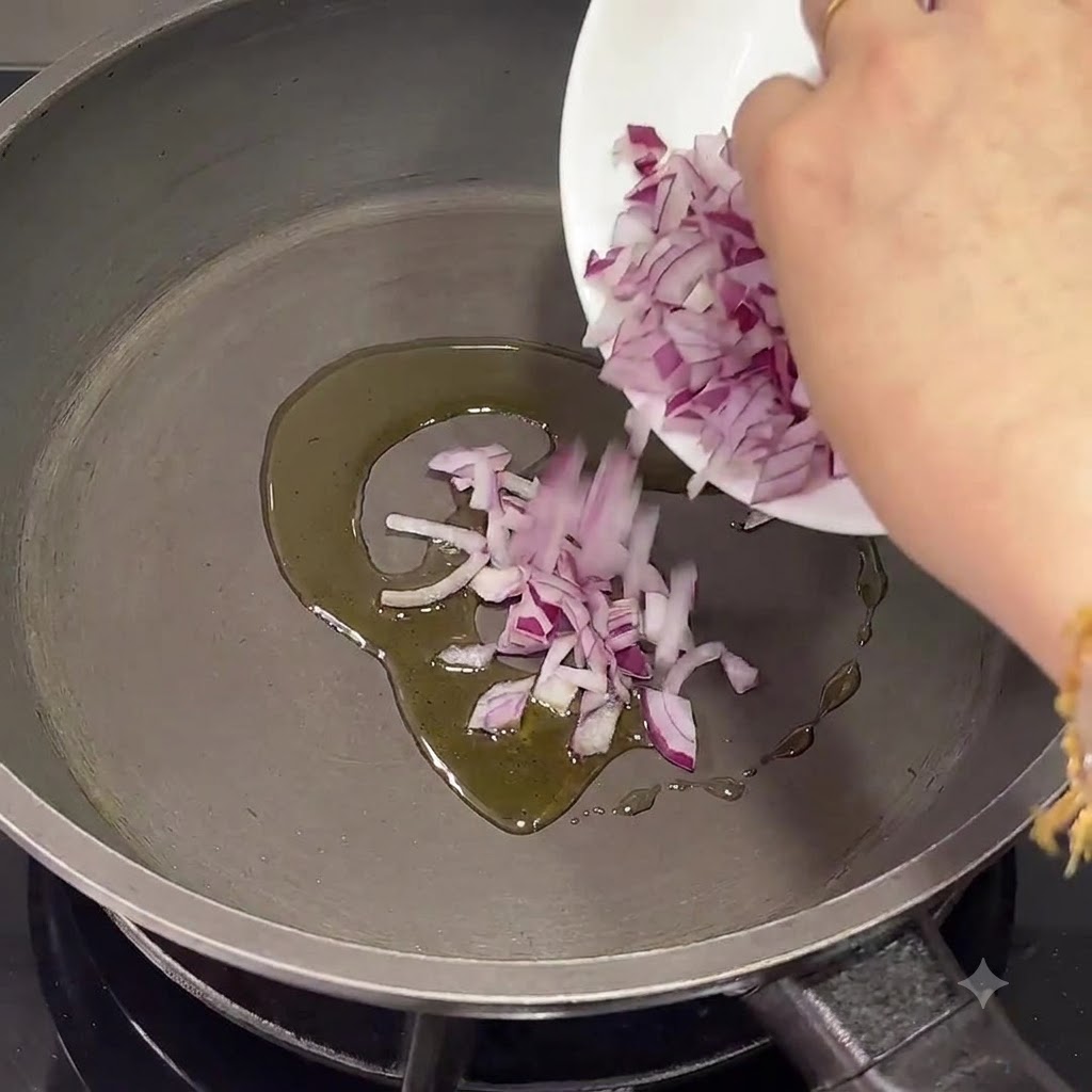 Cipolle rosse tritate versate in una padella con olio doliva caldo.