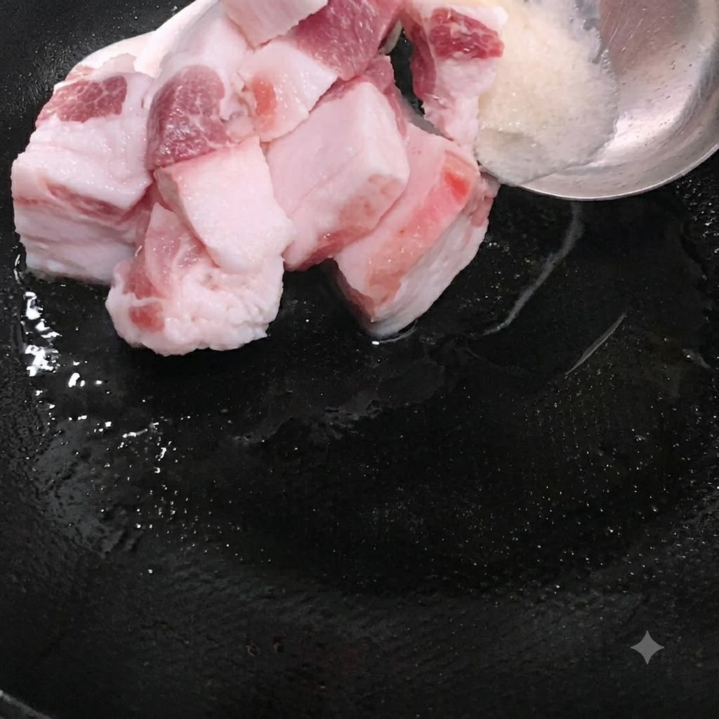 Fette di maiale grasso messe nel wok insieme allo strutto fuso.