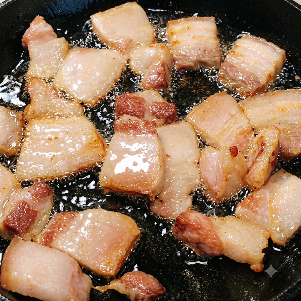 Fette sottili di maiale magro che friggono e dorano nel wok con grasso sciolto.